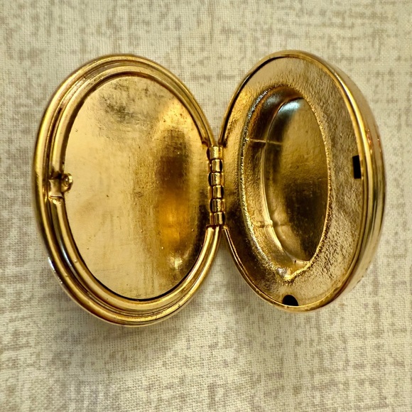 Antique Cameo Locket Pin Brooch/Pendant with Makeup or Perfume Compartment - Picture 3 of 4